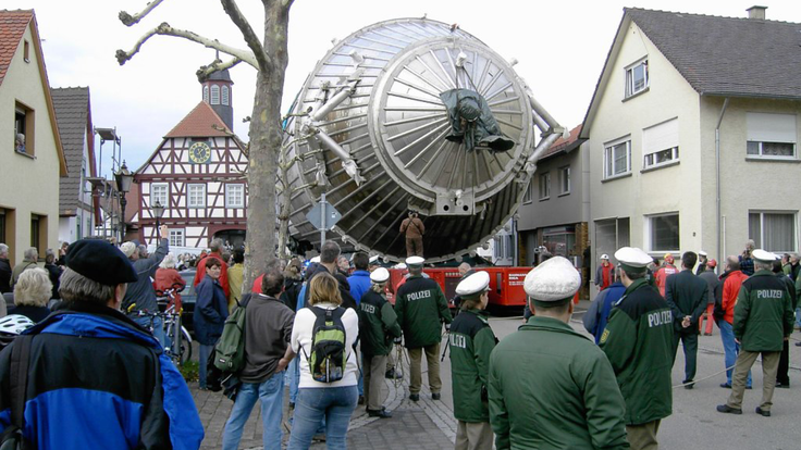 Photo of spectrometer moving through Karls